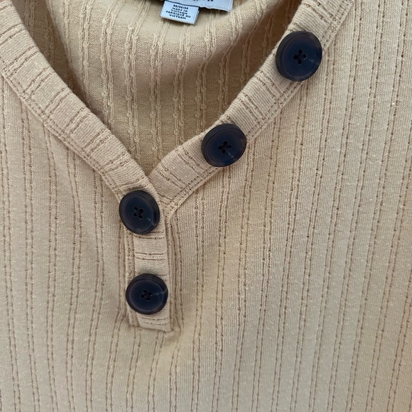 FINALE SALE American eagle yellow shirt - Picture 3 of 4